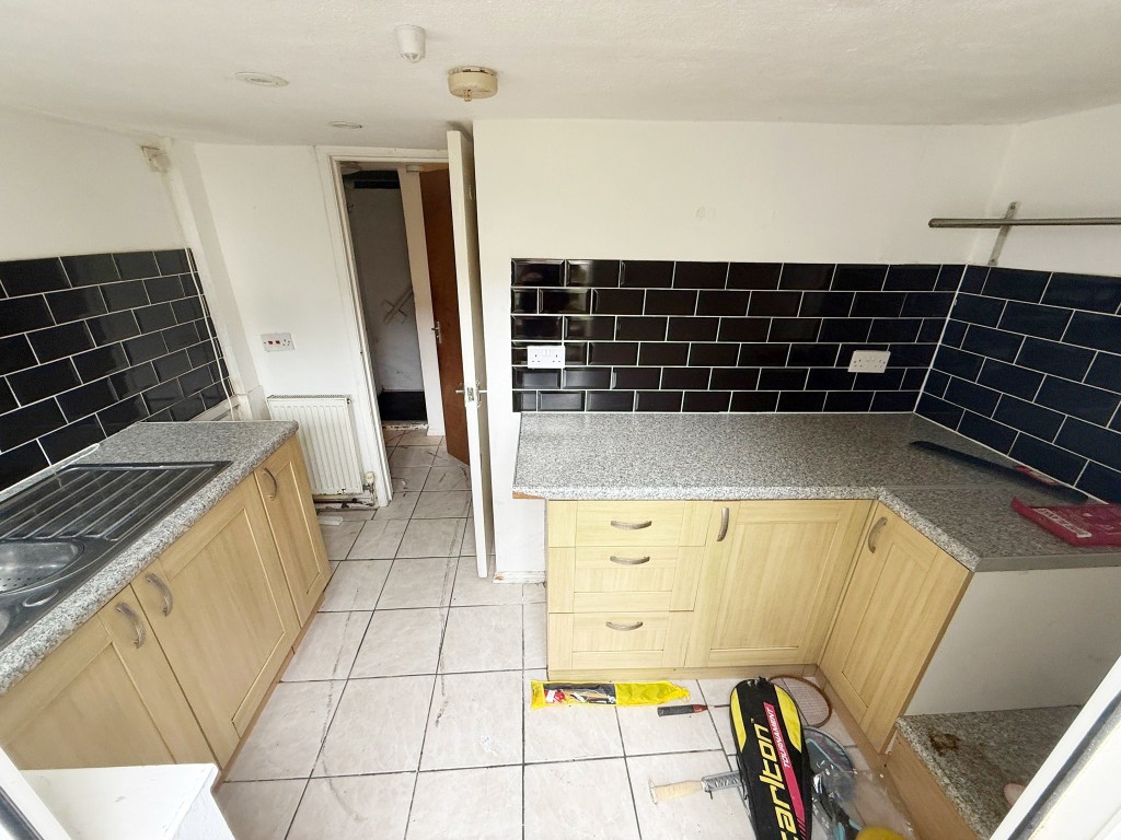 Lot: 118 - MID-TERRACE HOUSE FOR REFURBISHMENT - Kitchen